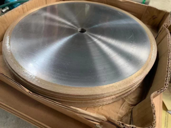 Escolhendo a lâmina de serra de diamante de 350 mm certa para pedra de cristal e laje pré-moldada: soldada de alta frequência versus soldada a laser
